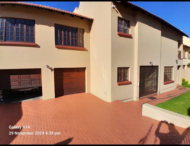 4 BEDROOM FREESTANDING FOR SALE IN SAFARI GARDENS